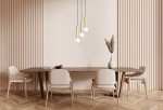 Lampa wisząca Filano 3xG9 w kolorze złotym. Trzy okrągłe klosze z białego szkła zawieszone na cienkich linkach. Produkt umieszczony nad drewnianym stołem w jasnym wnętrzu z beżowymi krzesłami. Tło z poziomymi, jasnymi panelami.