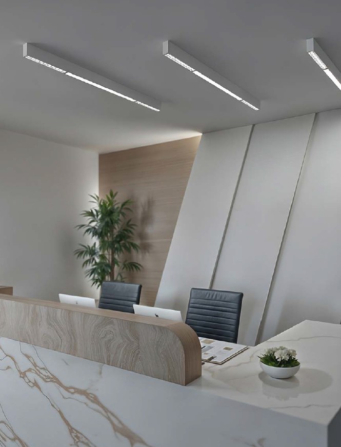 Lampa sufitowa Linia Premium w kolorze białym, z jedną diodą LED o mocy 40W i temperaturze barwowej 3000K. Zainstalowana w nowoczesnym wnętrzu biura, montowana na suficie, emitująca jasne światło, nadająca się do oświetlenia przestrzeni roboczej.