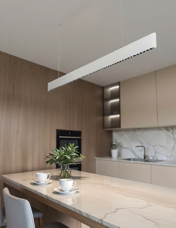 Lampa wisząca Linia Slim w kolorze białym, z jedną diodą LED o mocy 30W i temperaturze światła 4000K, zawieszona nad blatem kuchennym. Prosty, prostokątny kształt, minimalistyczny design, w nowoczesnym wnętrzu.