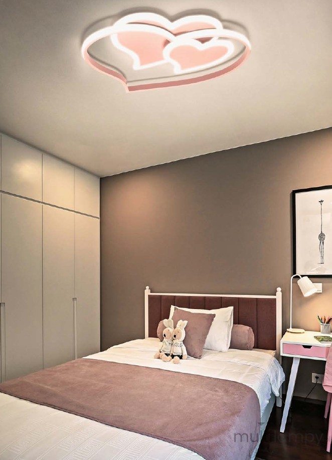 Lampa sufitowa w kształcie serc w kolorze różowym z funkcją LED 66W CCT, zamontowana na suficie. Oświetlenie w stylowej sypialni z jednolitym tłem, z widocznym łóżkiem i dekoracjami. Pilot do zdalnego sterowania w zestawie.