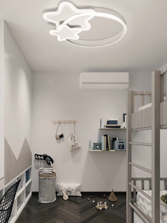 Lampa sufitowa w kształcie gwiazdek z pilotem, LED 60W CCT, biała. Wisi na suficie, otoczona okręgiem. W tle widać pokój dziecięcy z drewnianym łóżkiem piętrowym, półkami oraz zabawkami na podłodze.
