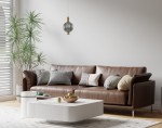 Lampa wisząca Lenti 1xLED 7W w złotym wykończeniu z dymionym kloszem, zawieszona nad brązową sofą w nowoczesnym wnętrzu. W tle widoczna roślina oraz stół z dekoracyjnymi elementami.