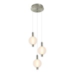 Lampa wisząca Lenti z trzema kulistymi kloszami LED, oświetlenie w kolorze białym, zawieszona na cienkich linkach. Metalowy, złoty uchwyt sufitowy. Klosze mają teksturowaną powierzchnię, co dodaje elegancji.
