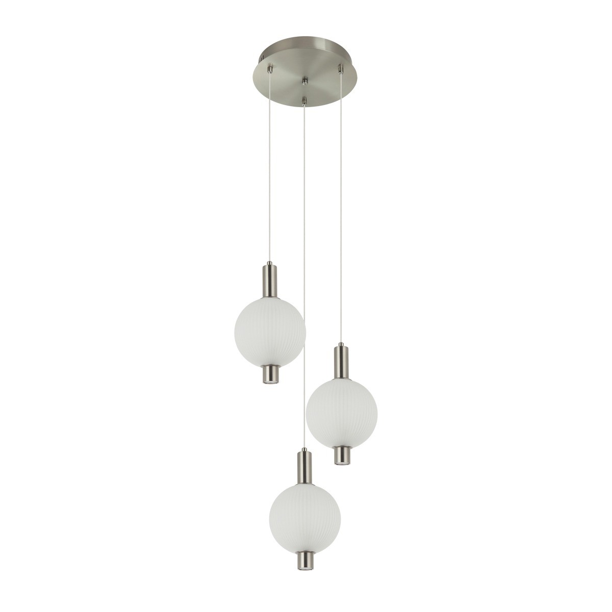 Lampa wisząca Lenti z trzema kulistymi kloszami w białym kolorze, zawieszona na cienkich linkach. Metalowy stelaż w złotym odcieniu, z okrągłą podstawą. Oświetlenie LED 18W. Produkt zawieszony w pozycji pionowej.