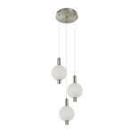 Lampa wisząca Lenti z trzema kulistymi kloszami w białym kolorze, zawieszona na cienkich linkach. Metalowy stelaż w złotym odcieniu, z okrągłą podstawą. Oświetlenie LED 18W. Produkt zawieszony w pozycji pionowej.