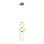 Lampa wisząca Nico z trzema źródłami LED 15W, w kolorze złotym z białymi kloszami. Ułożona pionowo, składa się z trzech okrągłych i owalnych elementów, zawieszona na cienkim przewodzie. Prosta, elegancka forma, na jasnym tle.
