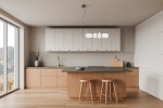 Lampa wisząca Nico 4xLED 18W w kolorze złotym i białym, z czterema okrągłymi kloszami, zawieszona nad wyspą kuchenną. Ma delikatny, nowoczesny design i jest zamontowany na cienkim przewodzie. Tło w jasnych odcieniach, w aranżacji nowoczesnej kuchni.