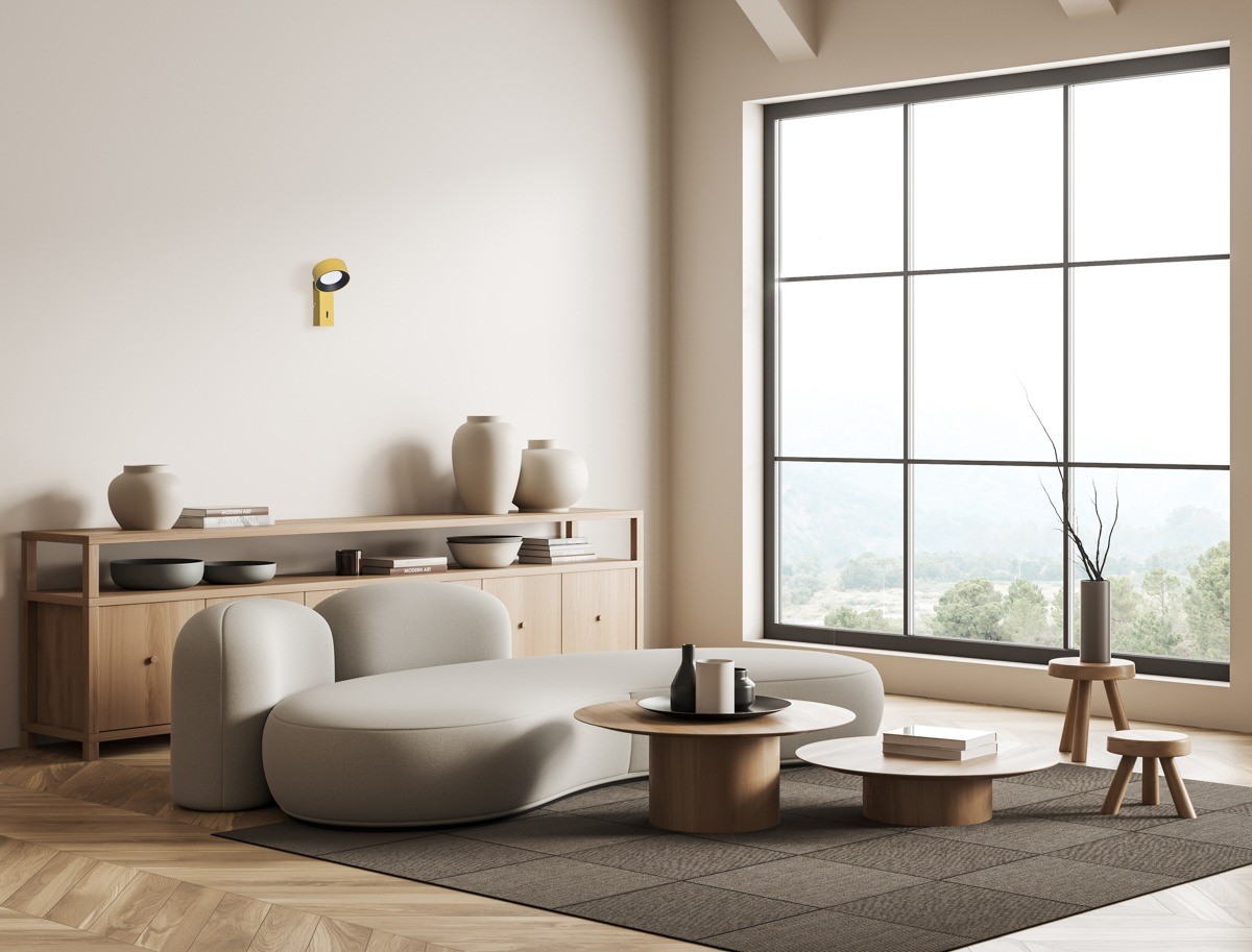 Kinkiet Otal w kolorze żółtym, z jedną diodą LED o mocy 1,8W, zamontowany na ścianie, w minimalistycznym wnętrzu. Widoczny na tle jasnej ściany obok nowoczesnych mebli i dekoracji.