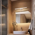 Slim L79 kinkiet łazienkowy LED 18W 4000K w chromowanej obudowie, zamontowany nad lustrem w eleganckiej łazience. Oświetlenie podkreśla drewniane wykończenie i nowoczesne akcesoria, tworząc przyjemną atmosferę.