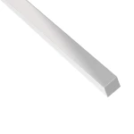 Kinkiet łazienkowy LED Lappa w kolorze białym, prostokątny, o długości 120 cm i mocy 22W. Ujęcie z boku, ukazujące gładką, matową powierzchnię oraz delikatnie zaokrąglone krawędzie. Idealny do oświetlenia obrazów lub luster.