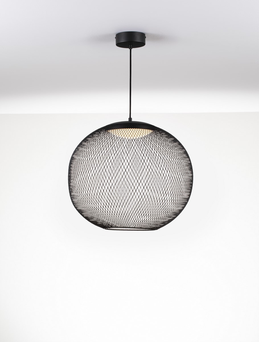 Czarna lampa wisząca Rita z siatkowatą konstrukcją, jeden źródło LED 24W. Ujęcie z dołu, lampa zawieszona na cienkim przewodzie, z okrągłym kloszem, w tle gładka, jasna powierzchnia.