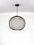 Czarna lampa wisząca Rita z siatkowatą konstrukcją, jeden źródło LED 24W. Ujęcie z dołu, lampa zawieszona na cienkim przewodzie, z okrągłym kloszem, w tle gładka, jasna powierzchnia.