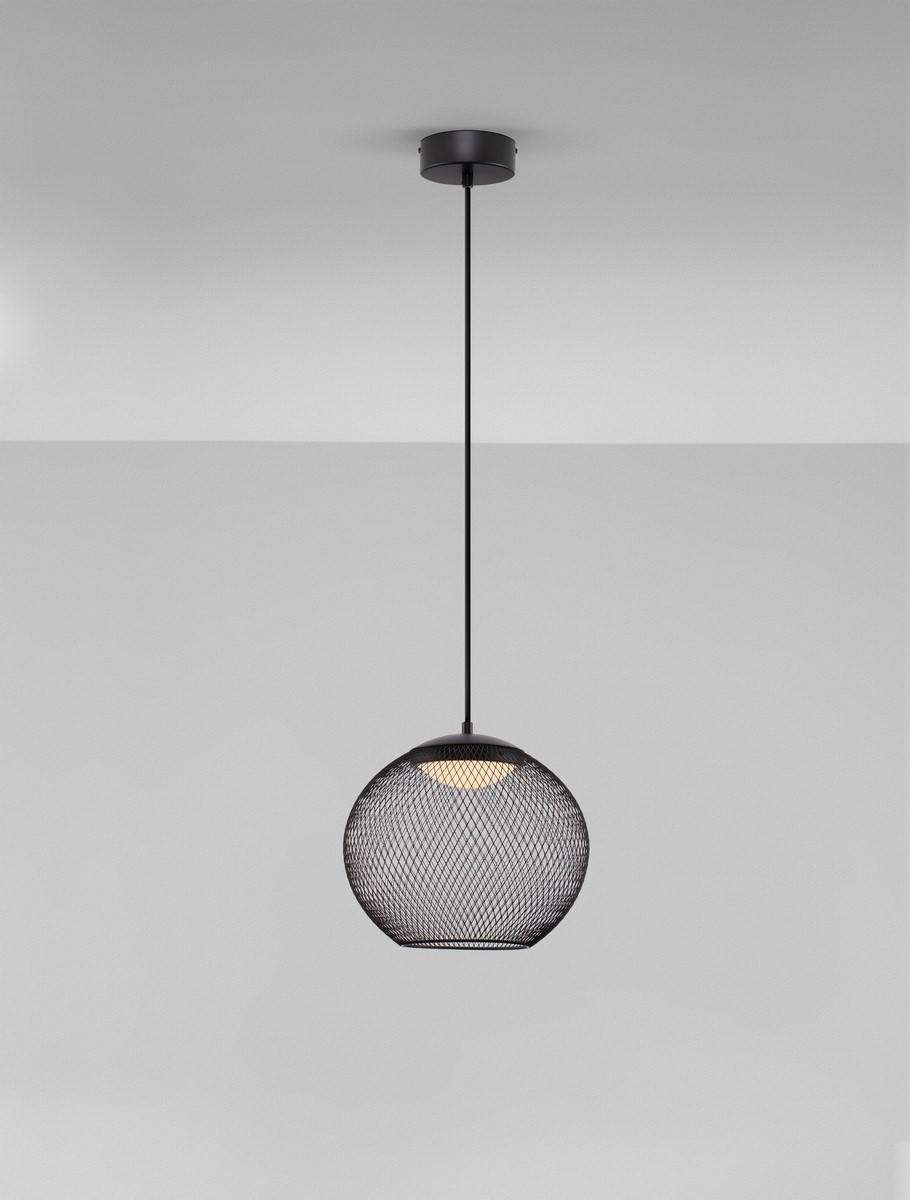 Czarna lampa wisząca Rita z metalową, siatkową osłoną i pojedynczym źródłem LED 12W. Produkt zawieszony na cienkim kablu, z widoczną strukturą klosza w kształcie kuli. Tło neutralne, jednolite.
