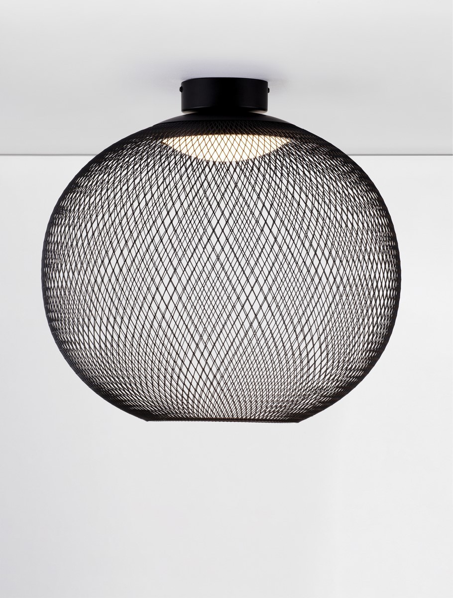 Czarna lampa sufitowa Rita z siatki metalowej, w kształcie dużej kuli, z jednym źródłem światła LED o mocy 23W. Ujęcie z dołu, ukazujące detal konstrukcji oraz otwór na górze. Tło białe, minimalistyczne.