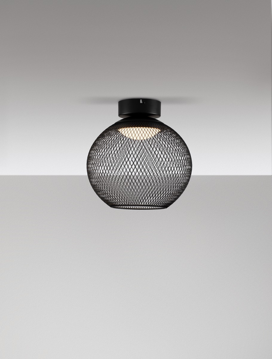 Czarna lampa sufitowa Rita z jedną żarówką LED 12W, o okrągłym kształcie i ażurowej siatce. Ujęcie frontalne, montowana na suficie, na jednolitym tle. Widoczne źródło światła w centralnej części lampy.