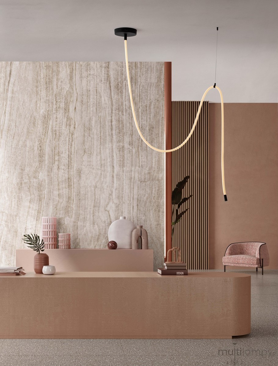 Cura lampa wisząca 1xLED 33W w kolorze czarnym, z minimalistycznym, zakrzywionym źródłem światła w odcieniu ciepłej bieli, zamontowana na suficie. Lampa w nowoczesnym wnętrzu z subtelnymi dekoracjami w pastelowych kolorach.