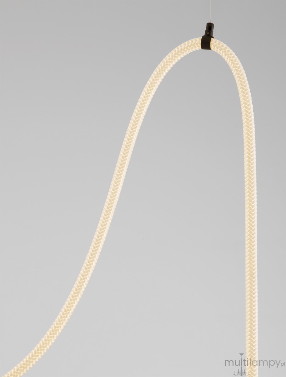 Cura lampa wisząca 1xLED 33W w kolorze czarnym z plecionym, białym kablem. Kąt ujęcia pokazuje detal kabla, który jest zamocowany w czarnym uchwycie. Tło szare, co podkreśla produkt.