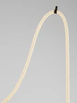 Cura lampa wisząca 1xLED 33W w kolorze czarnym z plecionym, białym kablem. Kąt ujęcia pokazuje detal kabla, który jest zamocowany w czarnym uchwycie. Tło szare, co podkreśla produkt.
