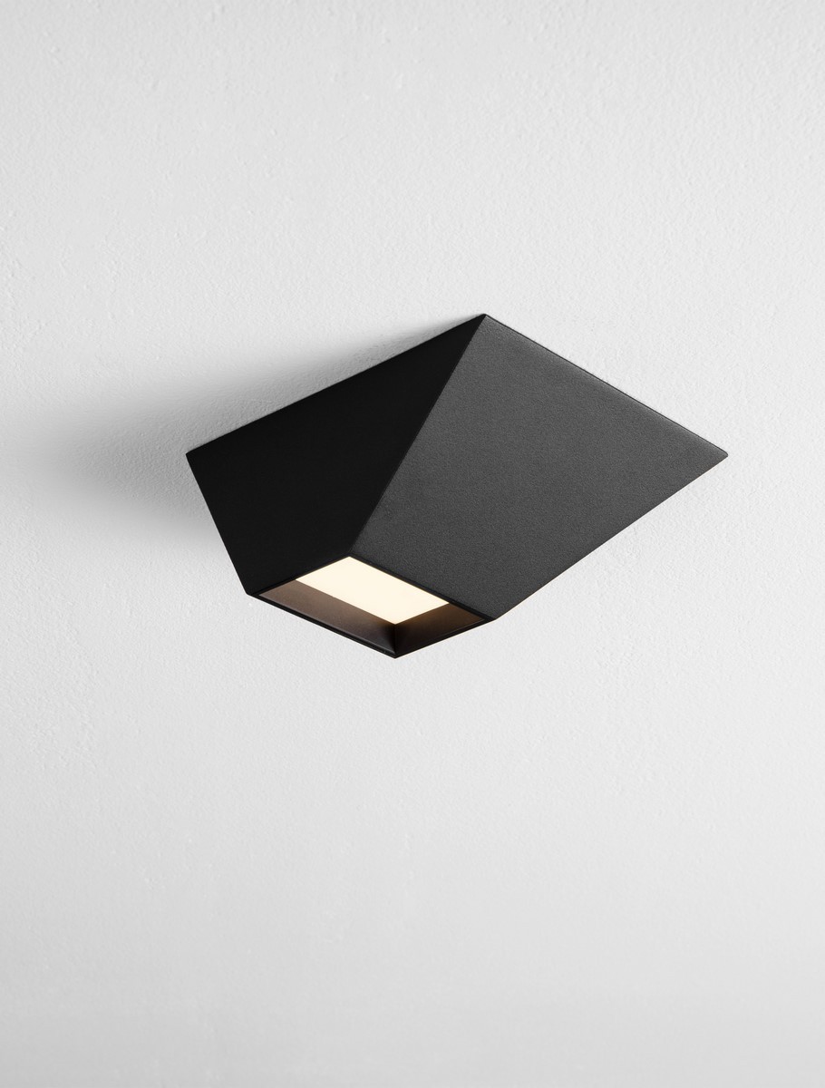 Czarna lampa sufitowa Alto z jednym źródłem LED 9W, w kształcie ostrosłupa, zamontowana na białym suficie. Widoczna powierzchnia matowa z prostym, nowoczesnym designem, emitująca ciepłe światło z wnętrza.
