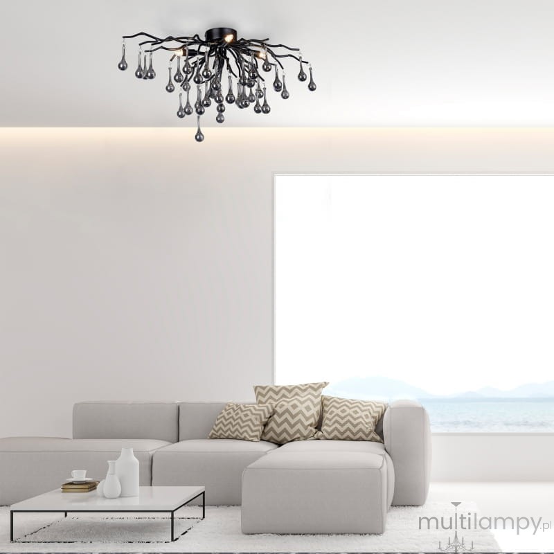 Czarna lampa sufitowa Icicle 4xG9 o organicznym kształcie przypominającym gałęzie, z wiszącymi elementami w kształcie kropli. Zainstalowana na suficie, w nowoczesnym wnętrzu z jasnymi ścianami i kanapą.