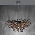 Lampa wisząca Icicle w kolorze czarnym, z dekoracyjnymi gałęziami i 10 źródłami światła G9. Ujęcie frontalne, z zawieszeniem na cienkich linkach. Szklane, kroplowate detale tworzą efektowną kompozycję. Tło w odcieniach szarości.