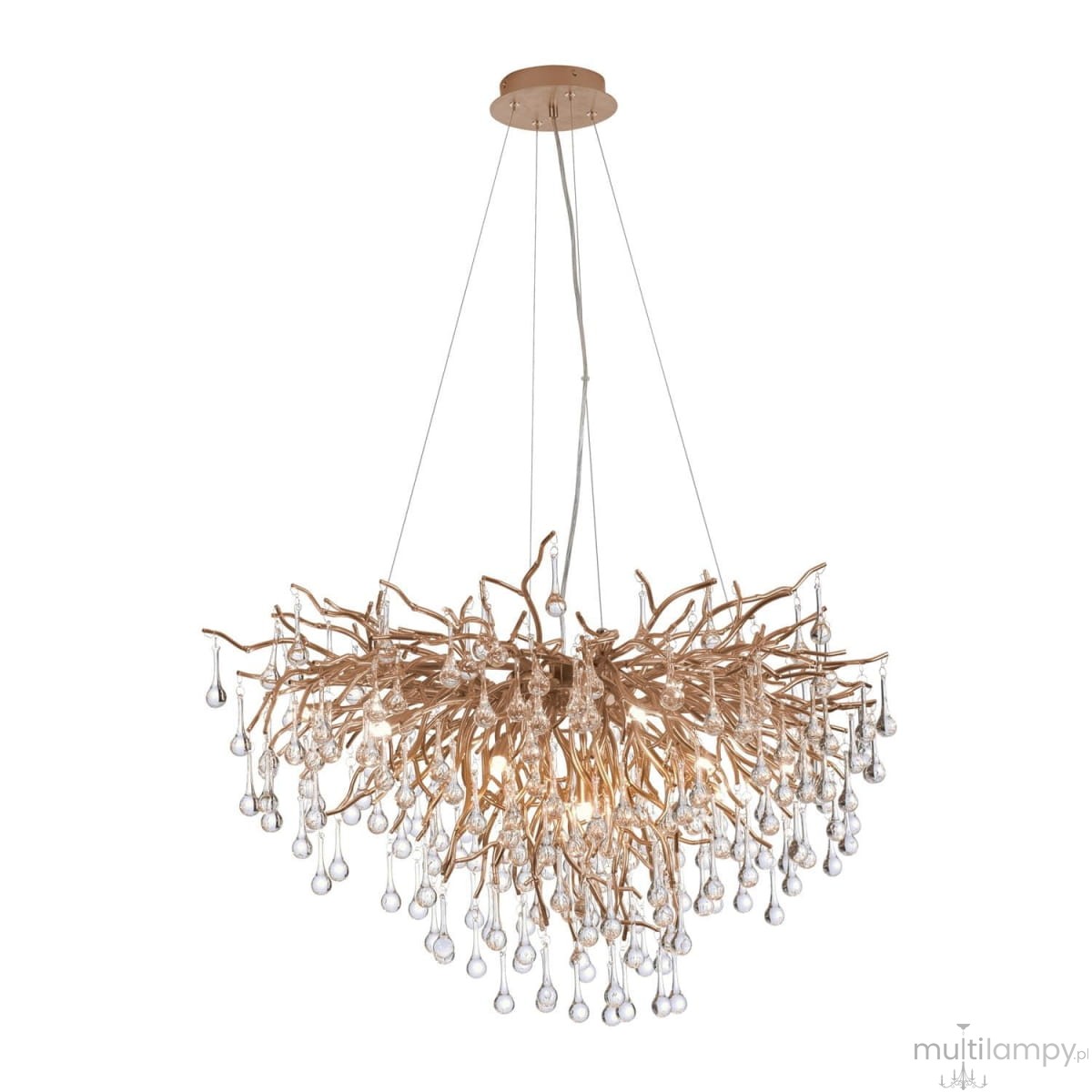 Lampa wisząca Icicle w stylu organicznym, wykonana z postarzanym mosiądzu, z 10 miejscami na żarówki G9. Posiada dekoracyjne, przezroczyste kryształowe krople, zawieszona na cienkich linkach, w aranżacji na jasnym tle.