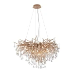 Lampa wisząca Icicle w stylu organicznym, wykonana z postarzanym mosiądzu, z 10 miejscami na żarówki G9. Posiada dekoracyjne, przezroczyste kryształowe krople, zawieszona na cienkich linkach, w aranżacji na jasnym tle.