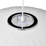 Lampa wisząca Silk Flat D60 w kolorze białym z metalowym, chromowanym pierścieniem. Widoczne gniazdo na żarówkę E27 oraz mocowanie. Kąt ujęcia od góry, ukazujący detale konstrukcji oraz fakturę materiału.