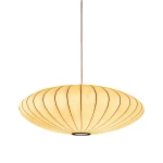 Lampa wisząca Silk Flat D60 w kolorze białym, z tekstylnego materiału, o okrągłym, spłaszczonym kształcie z cienkimi liniami. Zawieszona na cienkim przewodzie, przeznaczona na jedną żarówkę E27. Prosta, nowoczesna forma.