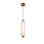 Lampa wisząca LED Osmo 9W w kolorze mosiądzu, z oprawą z białego, matowego szkła. Posiada cylindryczny kształt, zawieszona na cienkim przewodzie, z metalowym mocowaniem sufitowym. Światło o temperaturze 3000K.