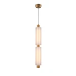 Lampa wisząca LED Osmo 15W w kolorze mosiądzu, z dwiema szklanymi, mlecznymi kloszami w cylindrycznym kształcie. Produkt zawieszony na cienkim kablu, z sufitowym mocowaniem w mosiężnym wykończeniu. Temperatura barwowa 3000K.