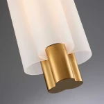 Lampa wisząca LED Osmo 15W 3000K w kolorze mosiądzu, z dwoma mlecznymi kloszami w kształcie cylindrów. Ujęcie z dołu, ukazujące detale mocowania i teksturę metalowej podstawy. Nowoczesny design, idealna do wnętrz.
