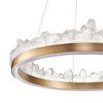 Lampa wisząca LED Montana 26W 3000K w złotym kolorze z przezroczystym, teksturowanym kloszem. Okrągła forma z wyraźnym, nieregularnym brzegiem. Zawieszona na cienkich linkach, idealna do nowoczesnych wnętrz.