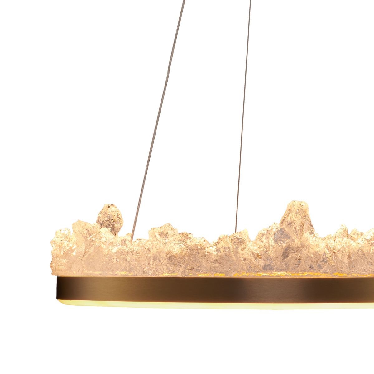 Lampa wisząca LED Montana 26W 3000K w złotym kolorze, z przezroczystym, teksturowanym kloszem imitującym szkło kryształowe, zawieszona na cienkich linkach. Okrągła podstawa w złotym odcieniu, z delikatnym podświetleniem.
