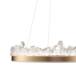 Lampa wisząca LED Montana 26W 3000K w kolorze złotym z przezroczystą górną częścią imitującą kryształowy efekt. Ujęcie z boku, zawieszona na cienkich linkach, z widocznym złotym pierścieniem i fakturą przezroczystego materiału.