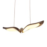 Lampa wisząca LED Gufo 6W 3000K w kolorze różowego złota, z dwoma falistymi kloszami i kulistym elementem centralnym. Zawieszona na cienkich przewodach, prezentuje nowoczesny design, idealna do wnętrz.