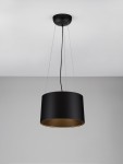 Lampa wisząca Bajo z jedną żarówką LED 24W, o cylindrycznym kształcie, w matowym czarnym kolorze z wewnętrzną złotą powłoką. Zawieszona na cienkim przewodzie, w aranżacji na jasnym tle.