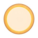 Lampa sufitowa LED Frill 21W 3000K w białym kolorze z okrągłym, matowym kloszem i drewnianą ramką. Ujęcie z góry, pokazujące detal wzoru na obrzeżu. Idealna do nowoczesnych wnętrz, zapewniająca ciepłe, przyjemne światło.