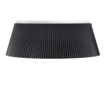 Lampa sufitowa LED Frill 21W w kolorze czarnym, z kloszem o falistym wzorze, zamontowana na białym stelażu. Klosz ma szeroki, stożkowaty kształt, emitując ciepłe światło 3000K. Idealna do nowoczesnych wnętrz.