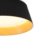 Frill lampa sufitowa LED 21W 3000K w kolorze czarnym, z lamelowym abażurem. Widoczna wewnętrzna oprawa w odcieniu drewna, okrągły kształt, emitująca ciepłe światło. Ujęcie z góry, skupiające się na detalach wykończenia.