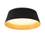 Lampa sufitowa LED Frill 21W, z czarnym abażurem o fakturze fałdowanej i drewnianym wykończeniem wewnętrznym. Okrągły kształt, montowana na suficie, emitująca ciepłe światło 3000K. Prosta na białym tle.