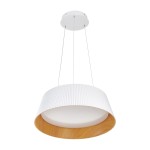 Lampa wisząca LED Frill 21W 3000K w białym kolorze, z okrągłym kloszem o fakturze falistej i drewnianym wykończeniem wewnętrznym. Zawieszona na cienkich linkach, montowana do sufitu.