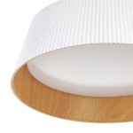 Lampa wisząca LED Frill 21W w kolorze białym, z plisowanym kloszem i drewnianą podstawą. Okrągły kształt, montowana sufitowo. Wnętrze klosza w kolorze białym, z widoczną fakturą drewna. Ciepła barwa światła 3000K.