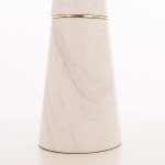 Lampa stołowa Cartagena 2-punktowa T02004AU w kształcie stożka, wykonana z białego marmuru z delikatnymi żyłkami, z metalowym złotym detalem na górze. Widok z boku, prezentujący minimalistyczny design i elegancką fakturę materiału.