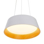Lampa wisząca LED Frill 21W 3000K w białym kolorze z falistym kloszem i drewnianym wykończeniem. Okrągły kształt, zawieszona na dwóch linkach. Emituje ciepłe, białe światło, idealna do nowoczesnych wnętrz.