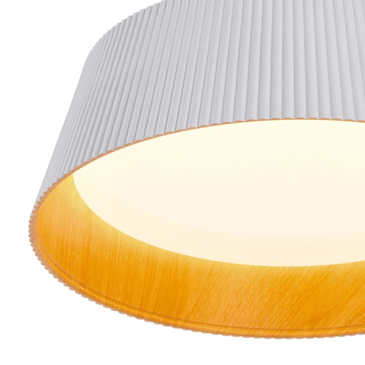 Lampa wisząca LED Frill 21W, biała, z okrągłym kloszem z falistym wzorem i drewnianą obręczą. Emituje ciepłe światło o temperaturze 3000K. Ujęcie z dołu, pokazujące detale konstrukcji i wykończenia.