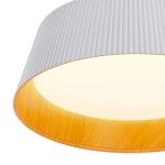 Lampa wisząca LED Frill 21W, biała, z okrągłym kloszem z falistym wzorem i drewnianą obręczą. Emituje ciepłe światło o temperaturze 3000K. Ujęcie z dołu, pokazujące detale konstrukcji i wykończenia.