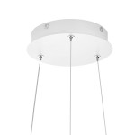 Biała lampa wisząca LED Frill o okrągłej, płaskiej podstawie z metalu, zawieszona na dwóch stalowych linkach. Wyposażona w źródło światła 21W i temperaturę barwową 3000K, idealna do nowoczesnych wnętrz.