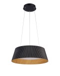 Czarna lampa wisząca LED Frill o mocy 21W, ciepła barwa 3000K. Posiada okrągły klosz z żłobieniami, z wewnętrzną, jasną warstwą i drewnianym wykończeniem. Zawieszona na cienkich, regulowanych linkach.