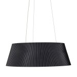 Lampa wisząca LED Frill 21W w kolorze czarnym, o stożkowatym kształcie z żłobieniami. Zawieszona na białym przewodzie, prezentuje minimalistyczny design, idealna do nowoczesnych wnętrz. Temperatura barwowa 3000K.